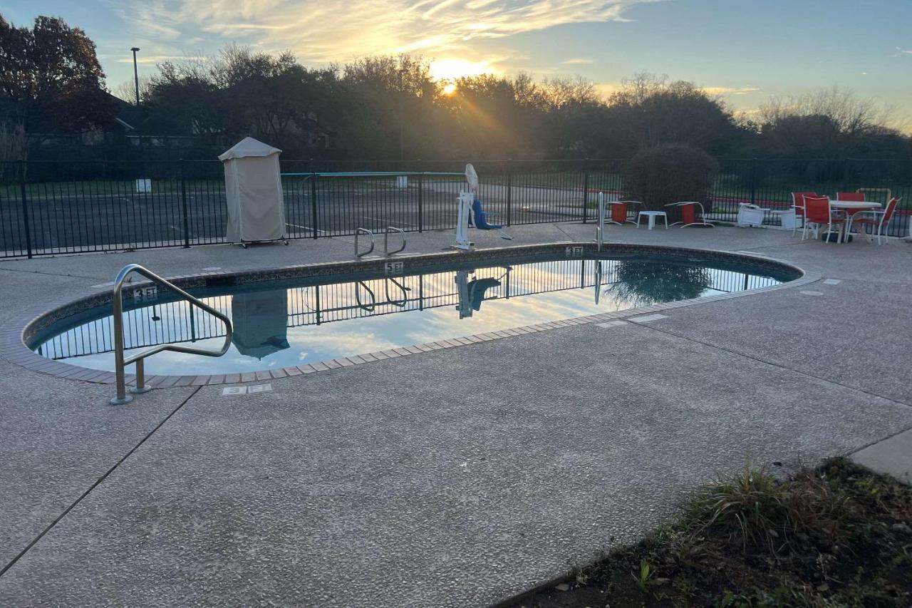 Quality Inn & Suites I-10 Near Fiesta Texas Σαν Αντόνιο Εξωτερικό φωτογραφία